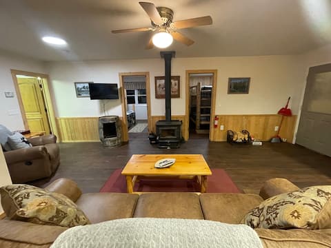 Moose Cabin * Near Yellowstone * Private Hot Tub