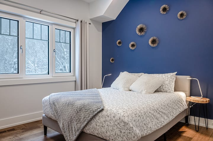 "The space is stunning and well equipped for a family getaway. Tiny details were also very thoughtful and you could tell how much they care as hosts. We especially loved how close it was to Arrowhead Provincial Park." - Alyssa (Aug. 2021)