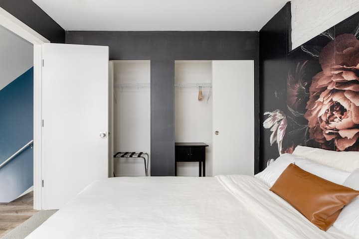 Esta habitación no tiene aire acondicionado. Sin embargo, tiene un calentador y un ventilador de torre.
