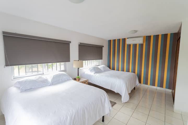 Апартамент с 2 спални, спалня №1 с две легла с размер Queen.