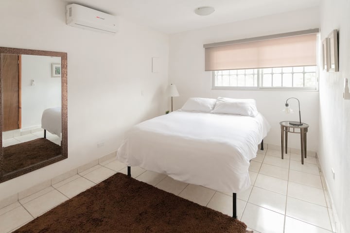 Апартамент с 2 спални, спалня №2 с едно голямо двойно легло.