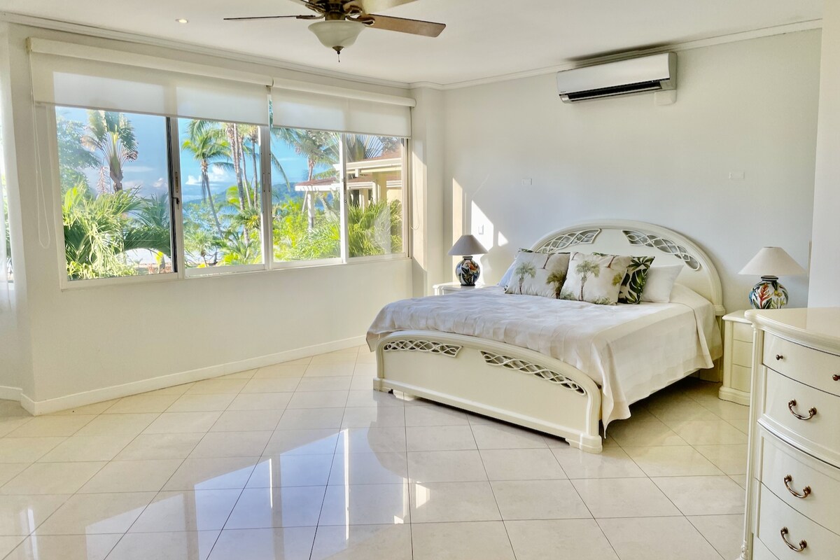 חדר שינה ראשי מדהים // נוף לים // חדר רחצה צמוד גדול