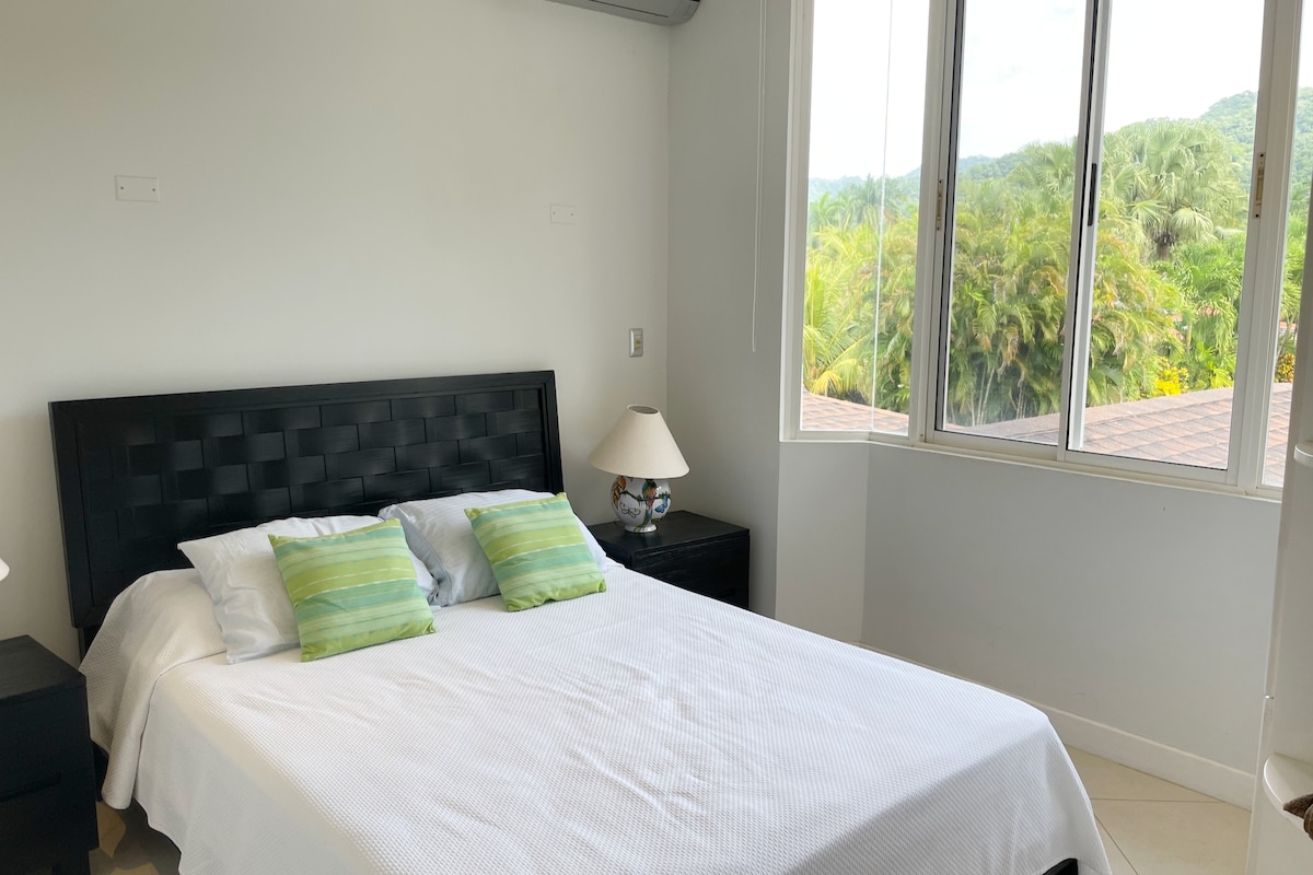 חדר שינה שני // נוף מדהים של הרים מאחורי הווילה // כולל חדר אמבטיה צמוד עם מקלחת.