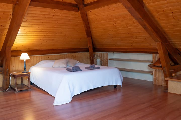 4eme chambre en mezzanine: lit 160*200
+ lit simple
