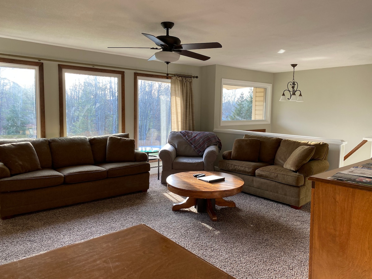 Top Airbnb: 3000 sq feet with stocked kitchen and huge mudroom in Rutland