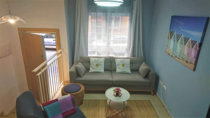 入口处设有装甲门和客厅。 沙发上有灯光风扇。 