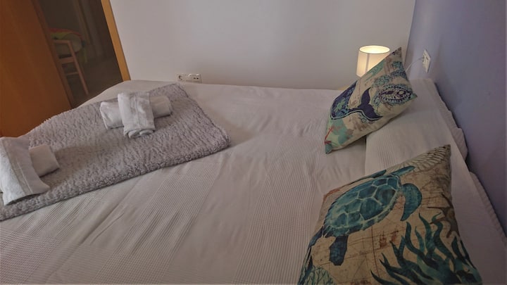 卧室细节的床，通往卫生间大厅的门。 