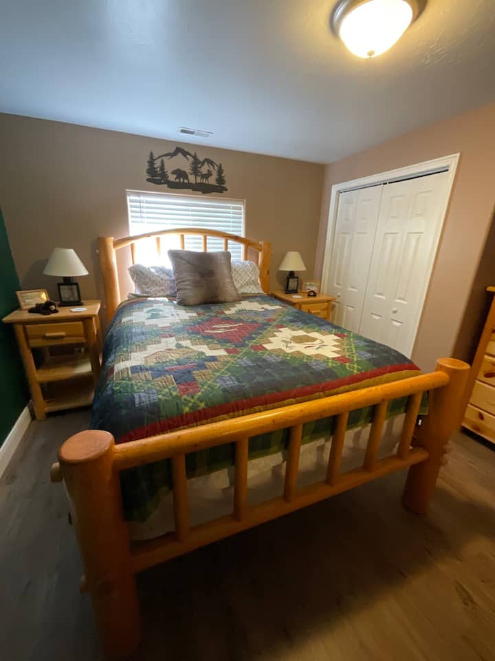 Cama de matrimonio.   Las obras de arte a los lados de la cama se hicieron mostrando sitios en nuestra ciudad por un artista local. 

Estas lámparas de mesa auxiliar tienen una linda llama artificial que parpadea en la parte inferior... ¡¡tan LINDO!!