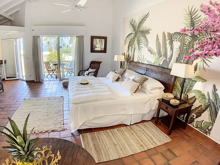 Bedroom 3 (ref 477) with:
* sea view
* 1 king bed
* Private bathroom,
* Dedicated WiFi of 100 Mbps
* desk table
* TV with 10,000 channels from all countries,
* fan and air conditioning
* kitchenette
* independent or communicating access