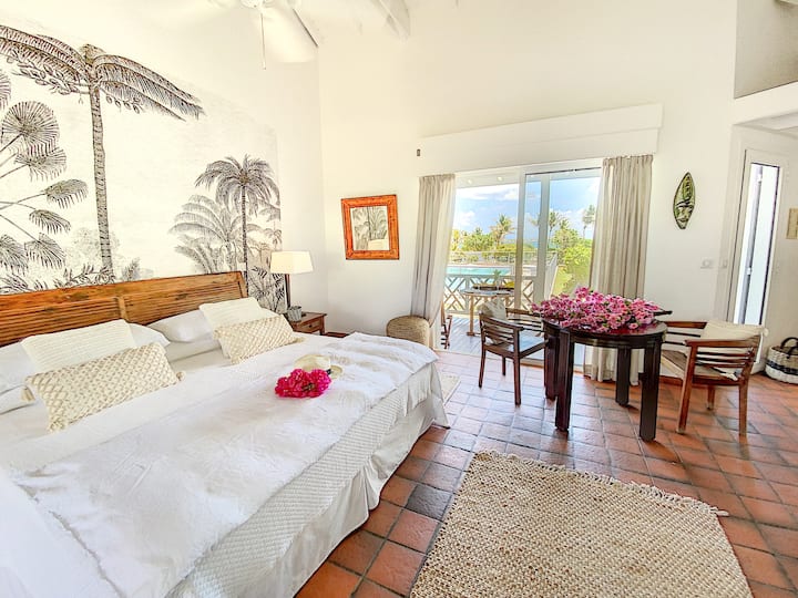 Bedroom 1 (ref 476) with:
* sea view
* 1 king bed
* Private bathroom,
* Dedicated WiFi of 100 Mbps
* desk table
* TV with 10,000 channels from all countries,
* fan and air conditioning
* kitchenette
* independent access or by the living room
* terrace access