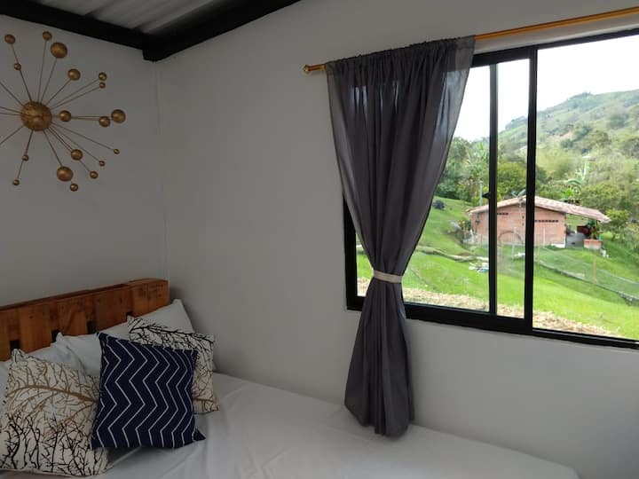 soba 1 s odgovarajućim ormarom i bračnim krevetom 