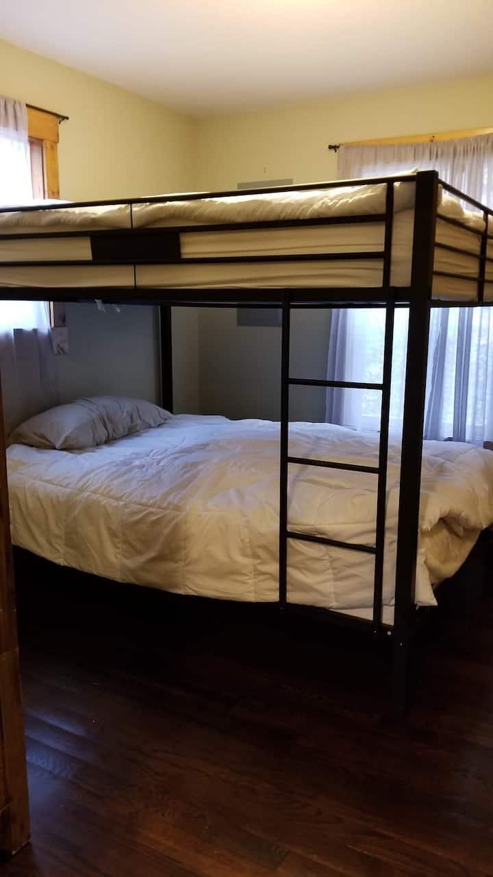 Queensize stapelbedden in slaapkamer op de eerste verdieping. Memory foam is op het onderste stapelbed. Bovenste stapelbed wordt aanbevolen voor kinderen of een lenige volwassene.