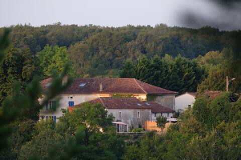 Le Repaire - 2 gites/11 people (pool-tennis)