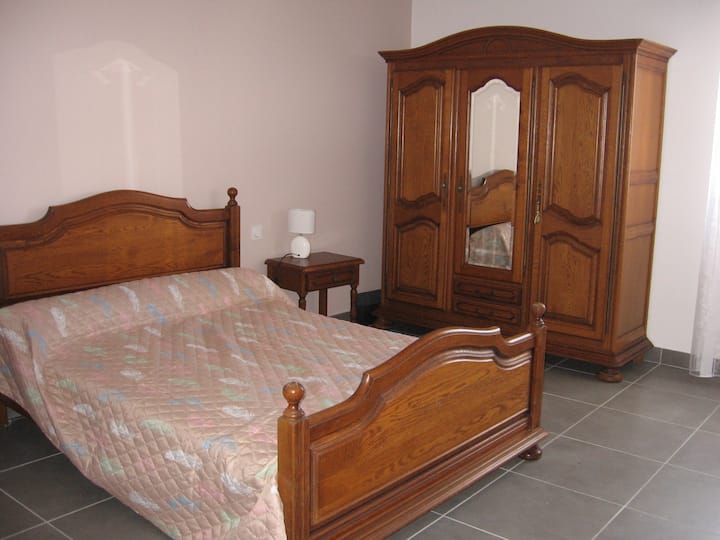 ห้องนอนขนาดใหญ่ที่ชั้นล่าง