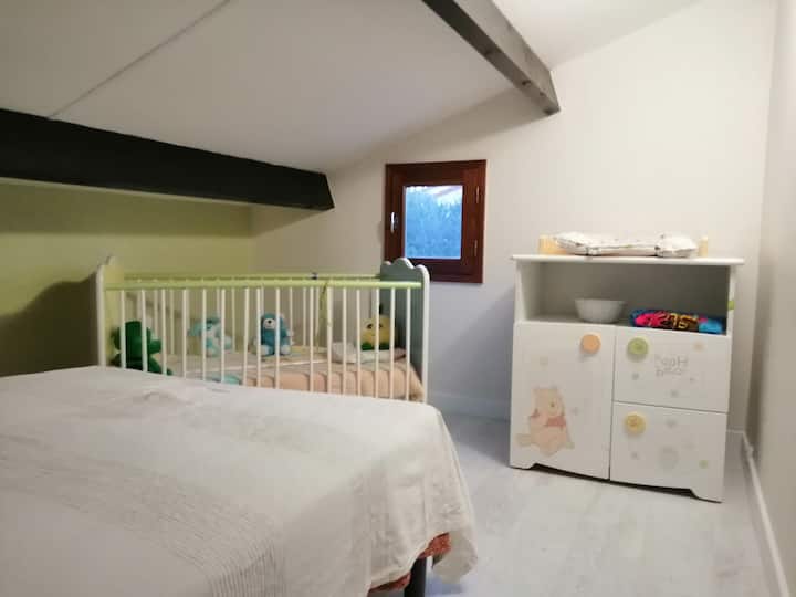 Spavaća soba 3 ( dječji krevet, stol za previjanje i 120 kreveta)