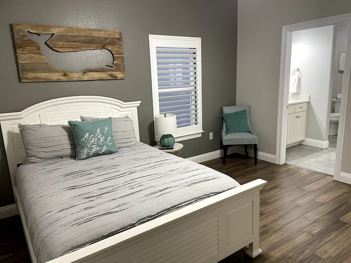 غرفة نوم في الطابق الأول (سرير بحجم وسط )، حمام خاص ملحق