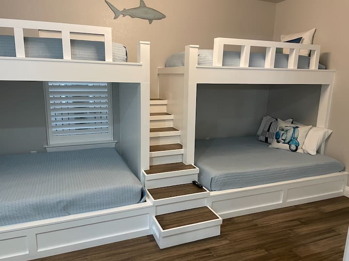 أسرّة بطابقين مبنية حسب الطلب في غرفة الأطفال، وسريران مزدوجان فوق سرير كوين