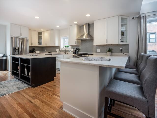 Wicker Park : Stylish Comfort Meets Urban Ease gallery image 4