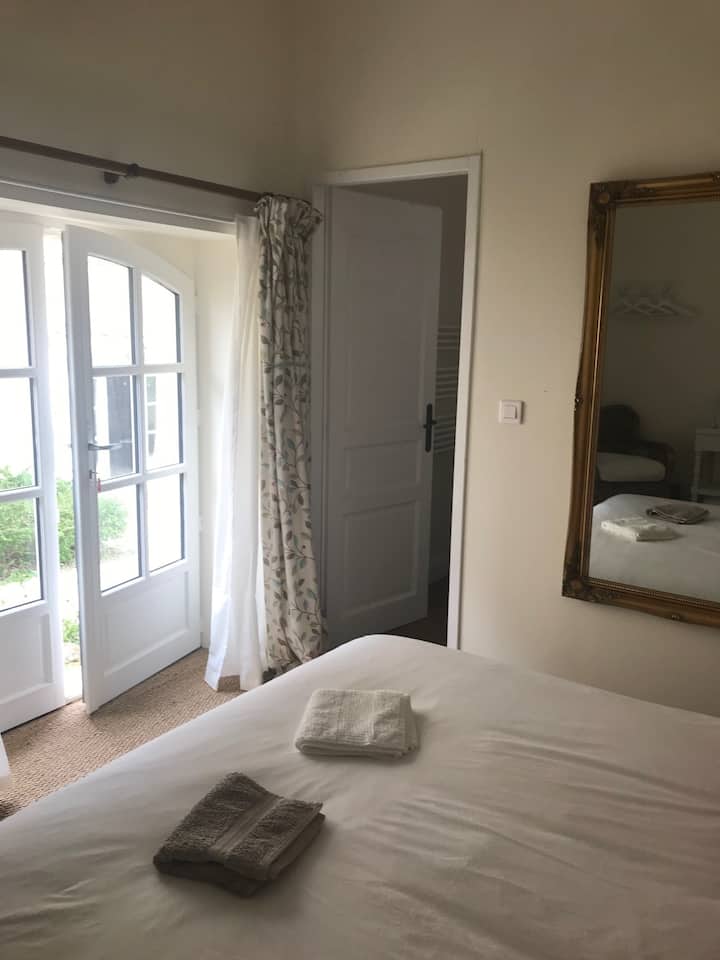 חדר שינה 1 למעלה עם גישה לחדר מקלחת 