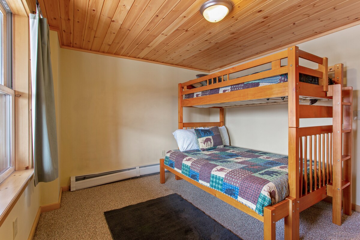 Спалня 4: спалня на по - ниско ниво с пълно легло и двуетажно легло