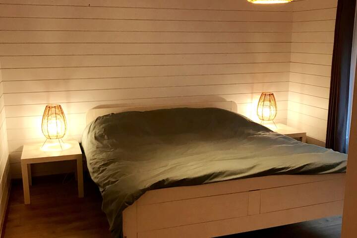 Ოთახი პირველ სართულზე საწოლით 180 X 200 სმ