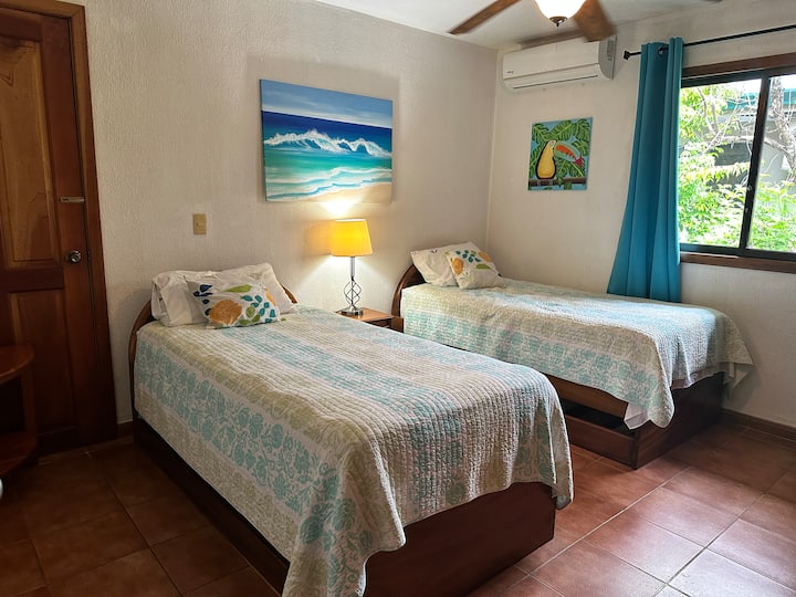 Spavaća soba br. 3 ima 2 kreveta za jednu osobu i 1 krevet na razvlačenje za ukupno 3 kreveta za jednu osobu koji su dostupni u ovoj sobi.