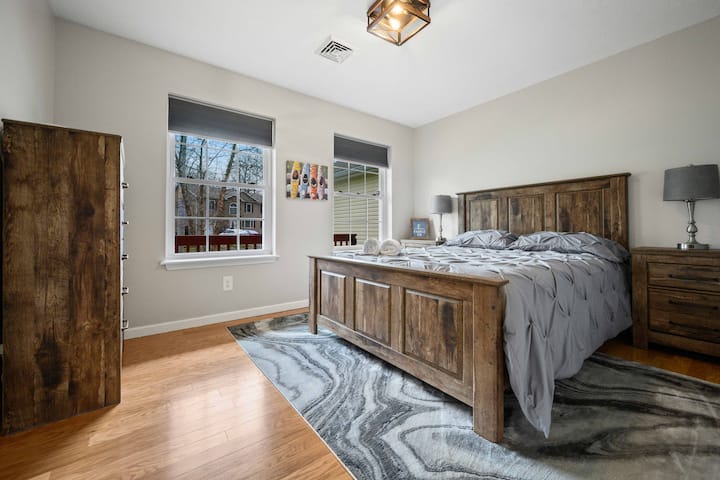 Dormitorio doble tamaño queen.