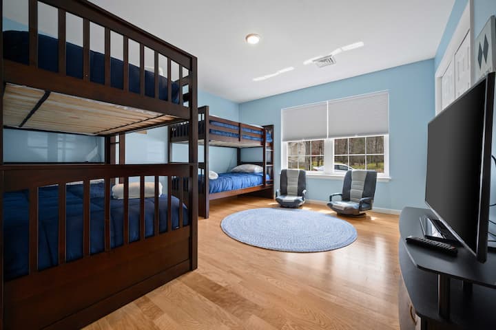 Habitación doble con literas con TV y sillas de juegos ¡Trae tu propio sistema de juegos para conectarte!