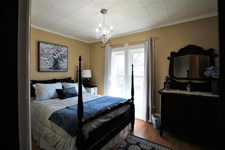 سرير مزدوج في الطابق العلوي