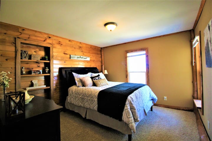 سرير علوي بوسادة كوين في الطابق العلوي