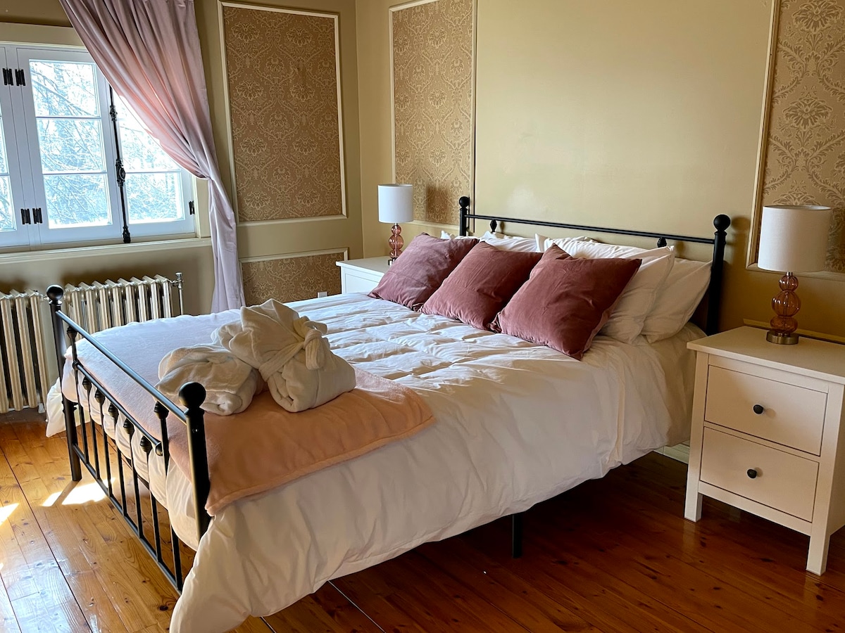 ห้องนอนใหญ่: เตียงขนาดใหญ่ที่สะดวกสบายและเครื่องนอนคุณภาพระดับโรงแรมของเราสัญญาว่าคุณจะนอนหลับสบาย 