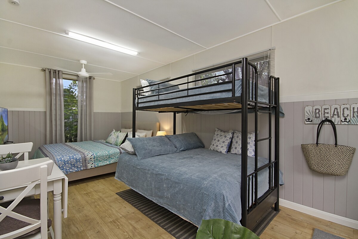 Top Airbnb: Luxe Family Studio, Sleeps 5, 100m to beach in Kingscliff