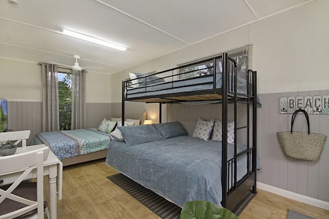 Top Airbnb: Luxe Family Studio, Sleeps 5, 100m to beach in Kingscliff