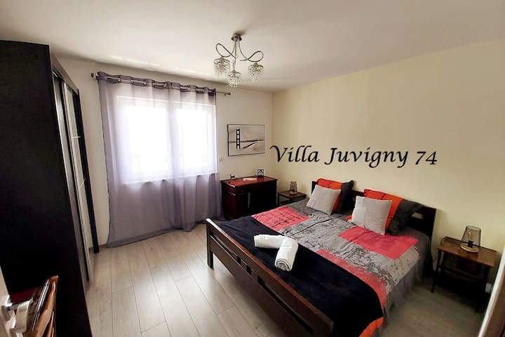 חדר שינה 2, מיטה בגודל 160x200 ס"מ.

חדר שינה 2, מיטת קווין סייז.