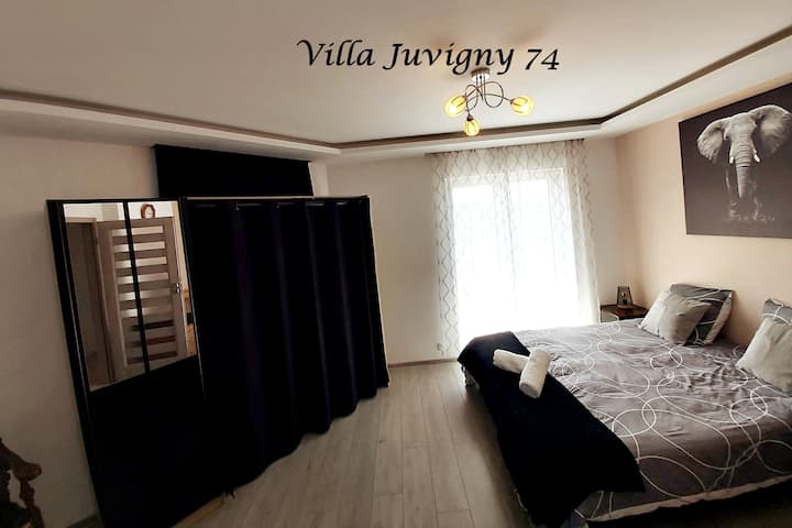 חדר שינה 5, Au Choice: 2 מיטות יחיד 80x200 ס"מ או מיטה זוגית 160x200 ס"מ ומרפסת נחמדה עם נוף לבריכה ולהרי האלפים.

חדר שינה 5, בחירה של 2 מיטות יחיד 80x200 ס"מ או מיטה זוגית 160x200 ס"מ ומרפסת יפה המשקיפה על הבריכה והאלפים.