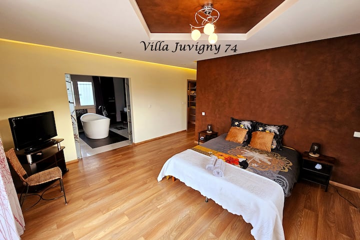 חדר שינה 1, 45 מ"ר יחידת הורים עם חדר הלבשה וחדר רחצה פרטי, 160 x 200 מיטה ומרפסת.

חדר שינה ראשי בגודל 45 מ"ר עם הלבשה פרטית וחדר רחצה, מיטת קווין סייז ומרפסת.