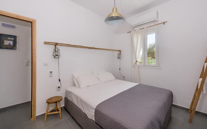 Dormitorio con cama de matrimonio