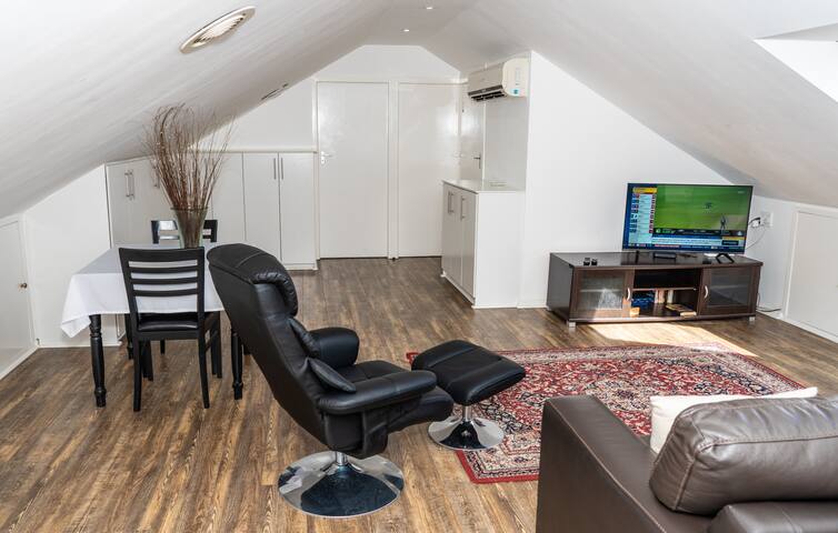 Woodbridge Lodge Self-catering loft apartment gallery image 3