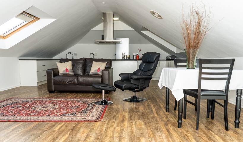 Woodbridge Lodge Self-catering loft apartment gallery image 4