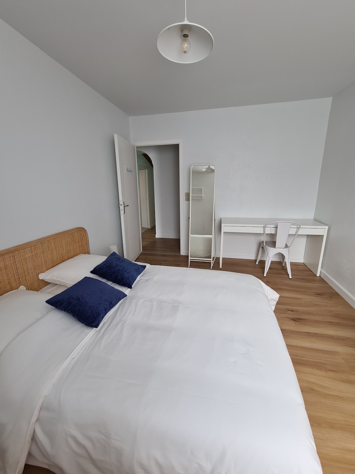 מיטה זוגית בחדר השינה השני 140x190
חדר שינה מדלן