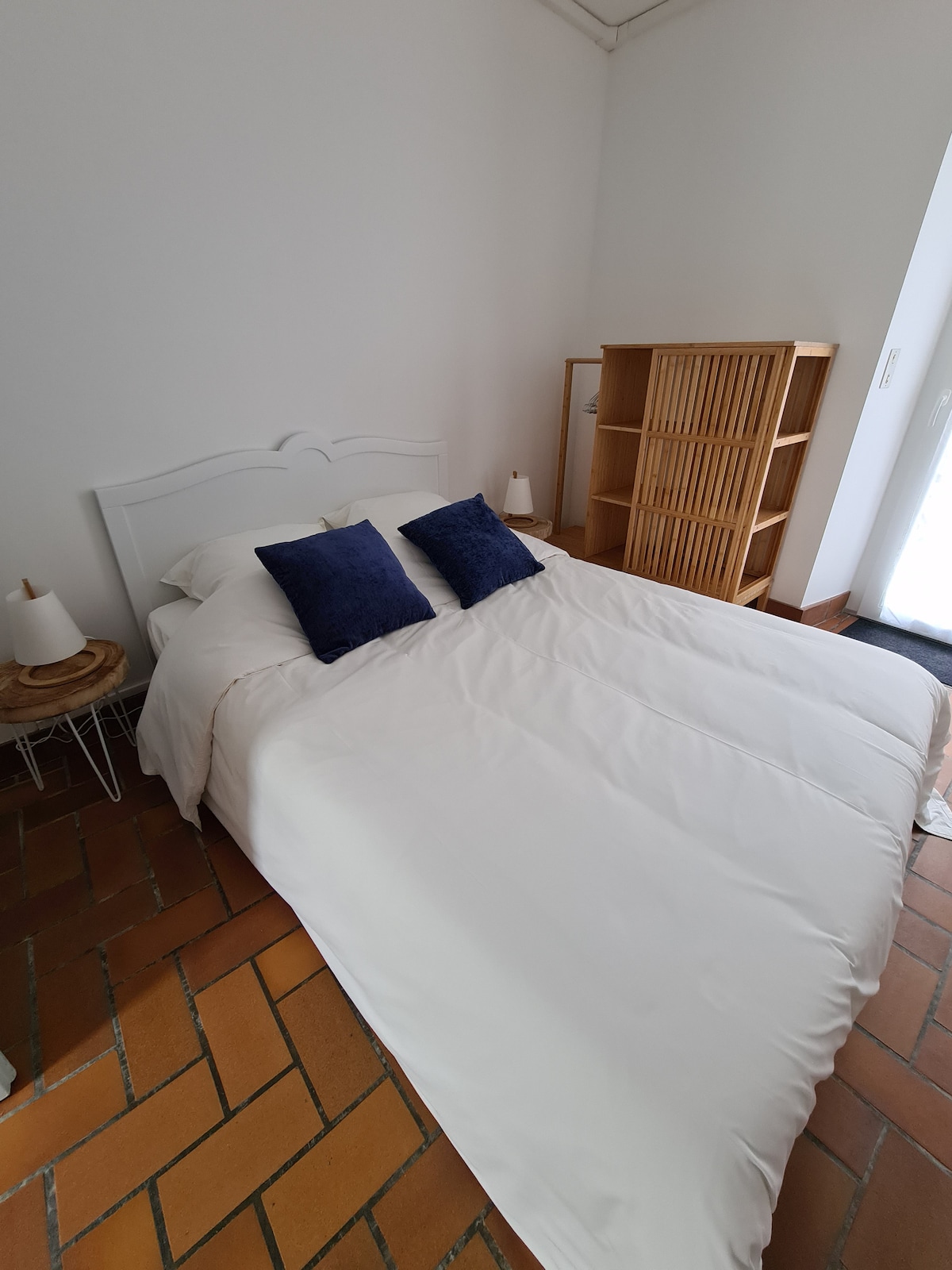 חדר שינה ראשון בקומת הקרקע, חדר הוגוס דו פו, מיטה זוגית בגודל 140x190, נוף לחצר. 