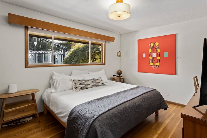 Dormitorio de invitados, cama tamaño king. Con arte rotativo de un artista local a la venta.