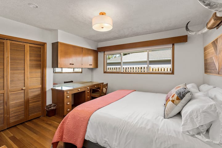 Dormitorio de invitados. Cama tamaño king.