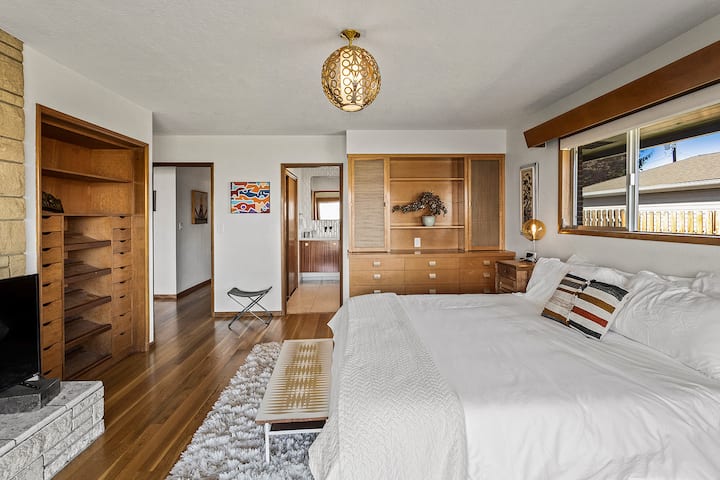 El dormitorio principal cuenta con una cama tamaño king, persianas oscuras y un hermoso baño adjunto.