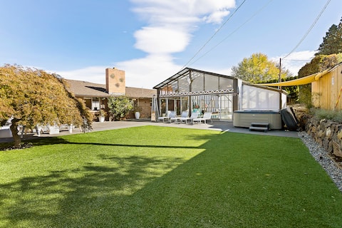 Pano Gorge Views Mid-Mod w/pool&Htub outdoor oasis