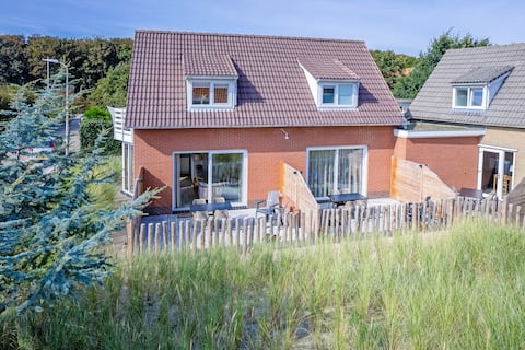 Vacation home of De Leeuwerik with dune view