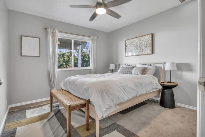 Spálňa s manželskou posteľou Queen