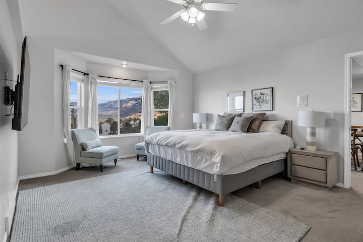 Hlavná spálňa s 65-palcovou 4k televízorom, vírivkou, šatníkom, úžasným výhľadom!