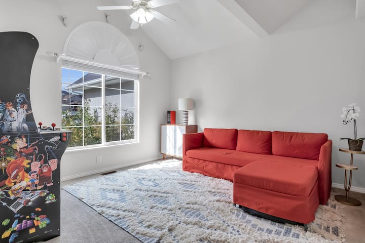 Predná izba je vybavená rozkladacou pohovkou.  Herňa je momentálne rozbitá a bola odstránená.  