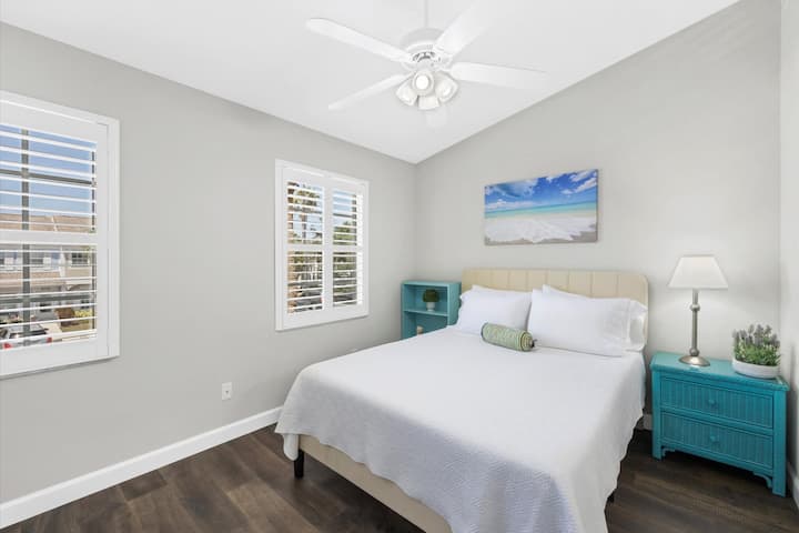 Novilla Bliss 12英寸中等凝胶记忆海绵床垫，配有100%纯棉床上用品。 